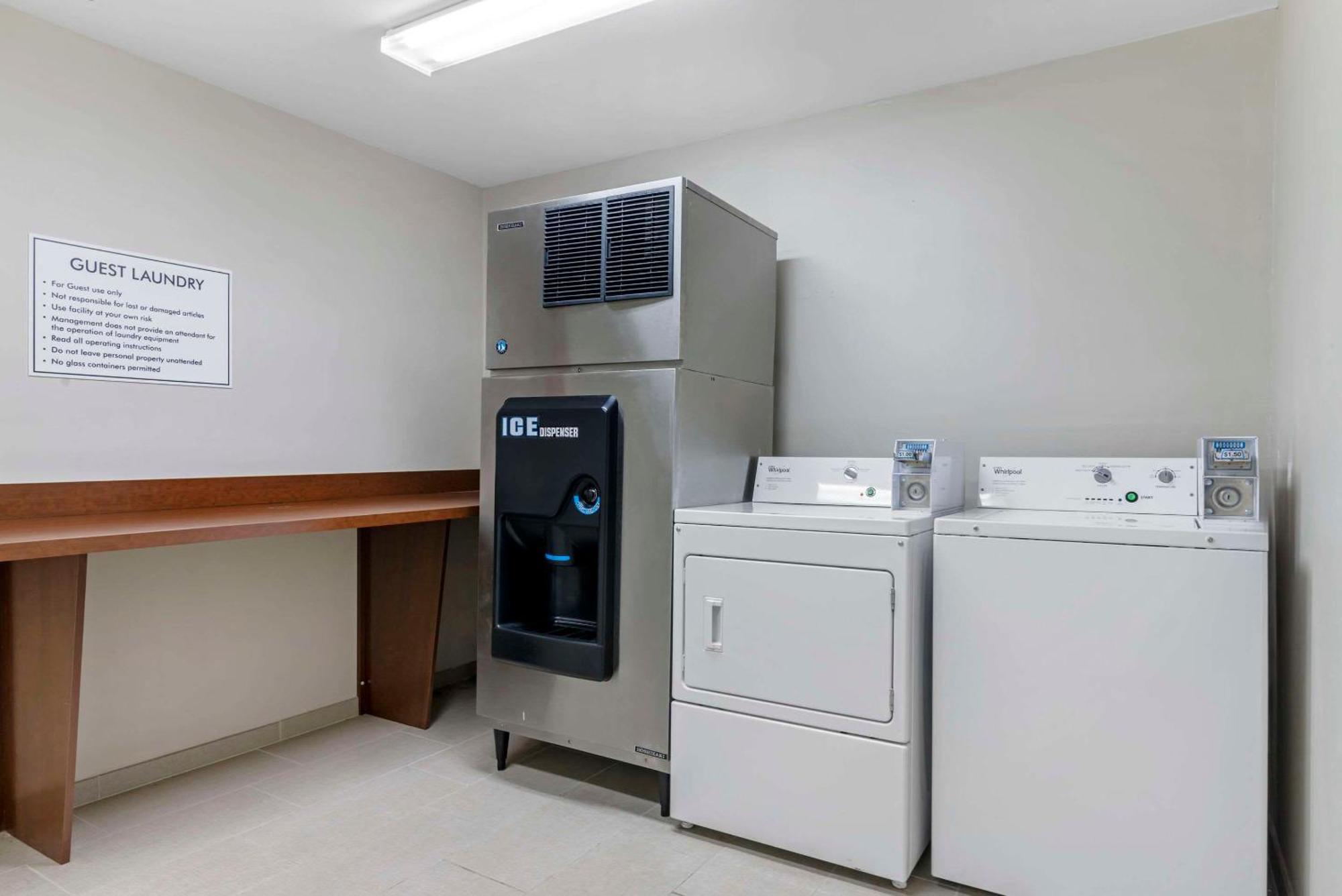Comfort Inn & Suites Brunswick Bagian luar foto