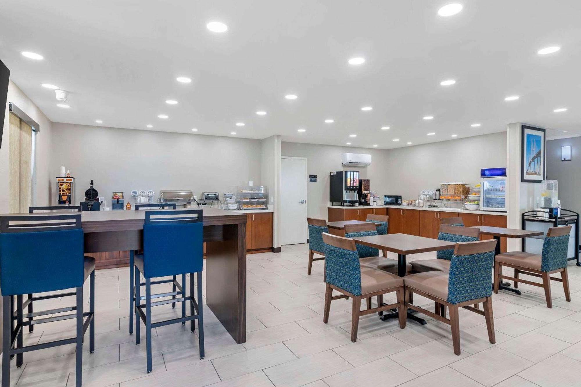 Comfort Inn & Suites Brunswick Bagian luar foto