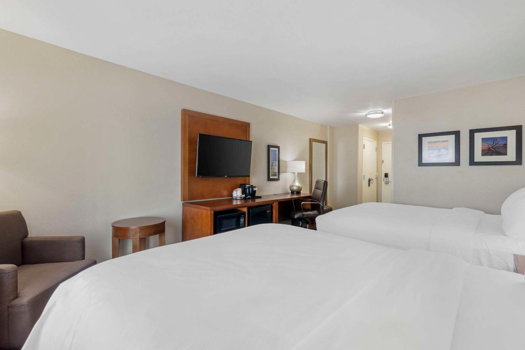 Comfort Inn & Suites Brunswick Bagian luar foto