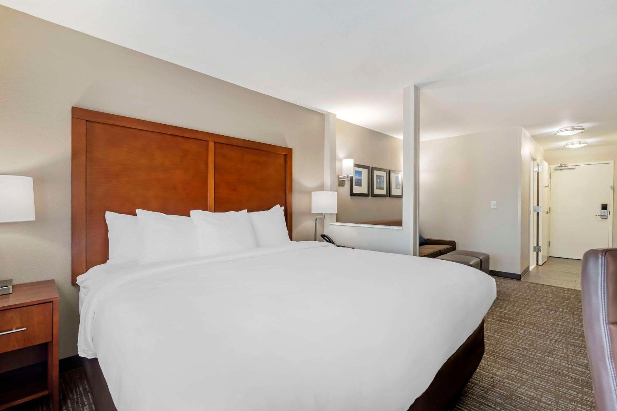 Comfort Inn & Suites Brunswick Bagian luar foto