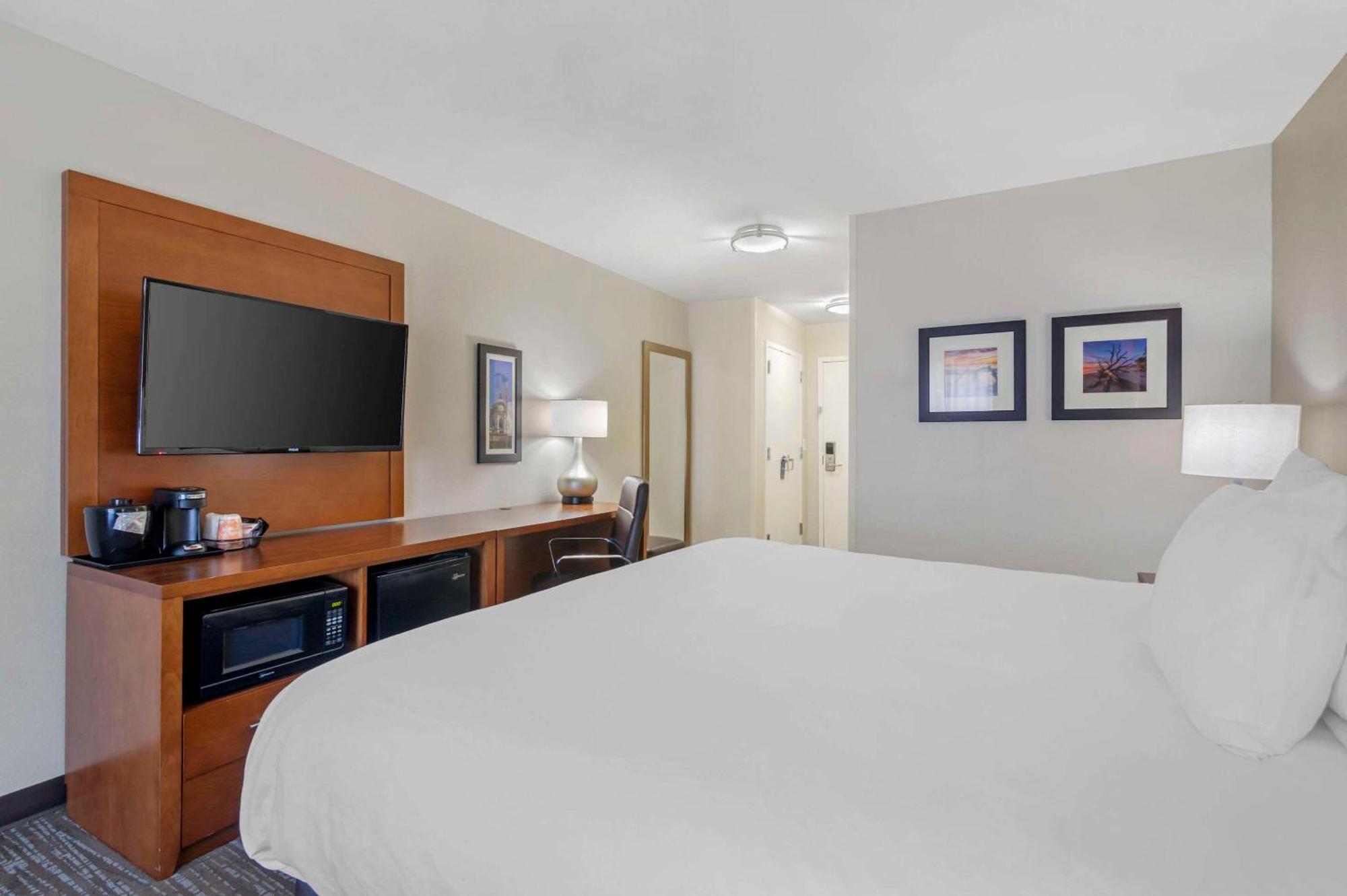 Comfort Inn & Suites Brunswick Bagian luar foto