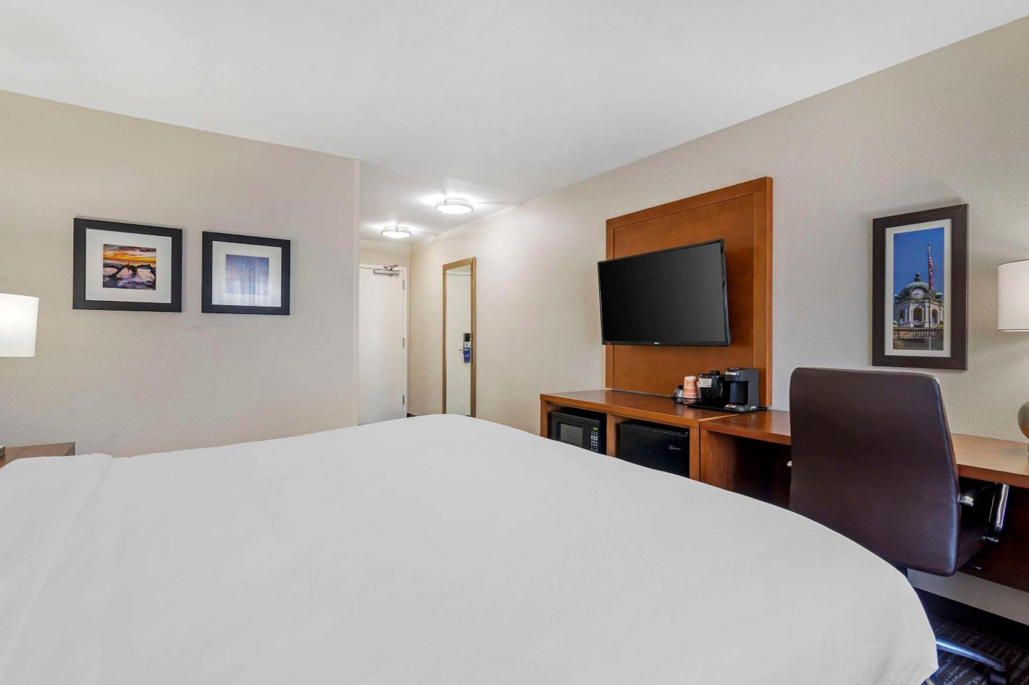 Comfort Inn & Suites Brunswick Bagian luar foto