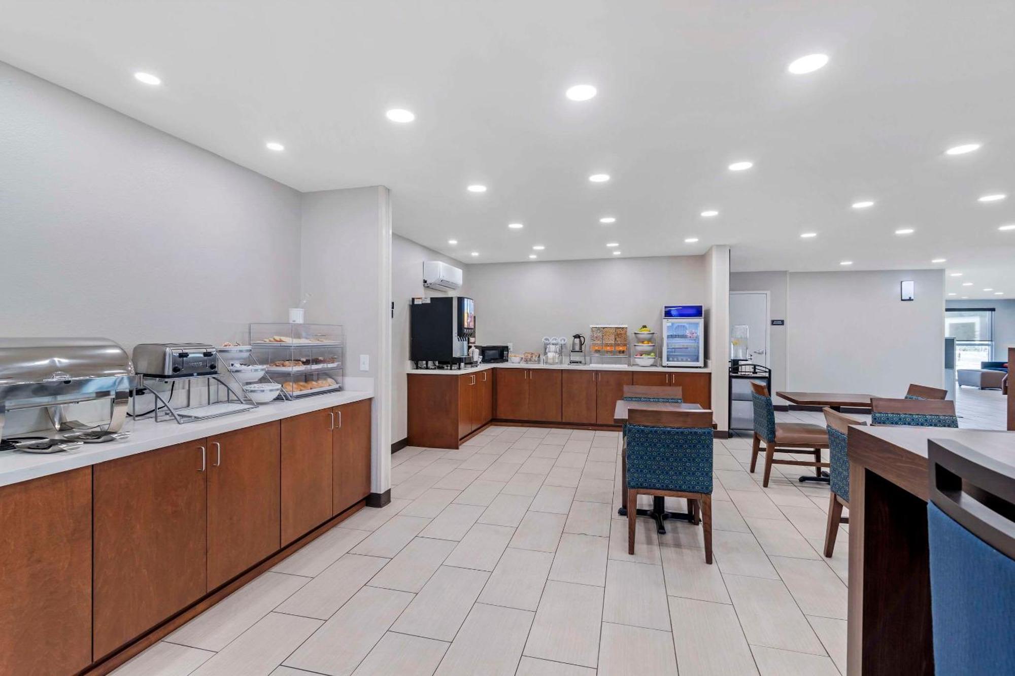 Comfort Inn & Suites Brunswick Bagian luar foto