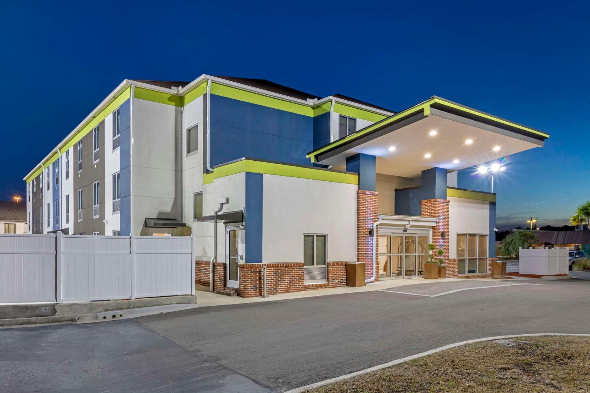 Comfort Inn & Suites Brunswick Bagian luar foto